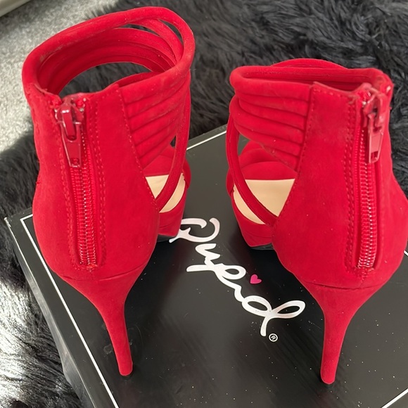 Red Suede Heel. Sz 8 - Picture 3 of 5